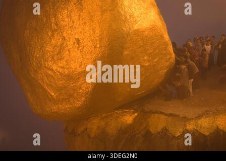 Le Festival de Tazaungdaing, Festival des lumières du Myanmar, une célébration bouddhiste marquant la fin de la saison des pluies, où le rocher d'Or sacré devient un lieu de pèlerinage majeur. La fumée des bougies et de l'encens remplit l'air car seuls les pèlerins mâles sont autorisés à appliquer des carrés de feuilles d'or sur le rocher de granit pendant toute la nuit de la cérémonie de la pleine lune de novembre. Kyaiktiyo, Etat de Mons, Myanmar 9 novembre 2011 2010s HOMER SYKES Banque D'Images