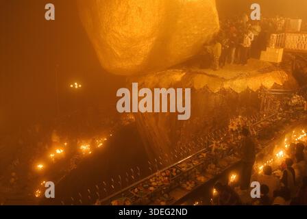 Thadingyut Festival, Festival des lumières du Myanmar, une célébration bouddhiste marquant la fin de la saison des pluies, où le rocher d'Or sacré devient un lieu de pèlerinage majeur. Seuls les pèlerins mâles sont autorisés à appliquer des carrés de feuilles d'or sur le rocher de granit pendant toute la nuit de la cérémonie de la pleine lune de novembre. Kyaiktiyo, Etat de Mons, Myanmar 9 novembre 2011 2010s HOMER SYKES Banque D'Images