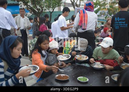 Pèlerins bouddhistes de la famille birmane mangeant un repas après le festival de Tazaungdaing toute la nuit, la cérémonie annuelle du Golden Rock du Myanmar, le festival des lumières. Kyaiktiyo, Etat de Mons, Myanmar 9 novembre 2011 2010s HOMER SYKES Banque D'Images