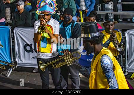 Nassau, Bahamas - 01 janvier 2026 : vue des musiciens dynamiques de Junkanoo, leurs instruments de cuivres brillants sous des lumières vives sur fond de th Banque D'Images
