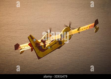 Force aérienne grecque Canadair CL-215-II (CL-215-1A10), immatriculé 2056, numéro de série 2056, est montré dans le vol air-air à Athens Flying week 2025. Exploité par 355 MTM 'Monomakhoi tis Thymis', cet avion amphibie de lutte contre les incendies dispose de deux hélices, d'une configuration à ailes hautes, d'une cellule légère, d'une maniabilité précise, d'une capacité de récupération d'eau, et des performances sûres pendant la formation, l'affichage et les opérations aériennes de lutte contre les incendies. Banque D'Images