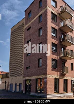 Un immeuble moderne en briques avec balcons et motifs géométriques présente une architecture contemporaine et un design urbain à Landskrona Suède. Banque D'Images