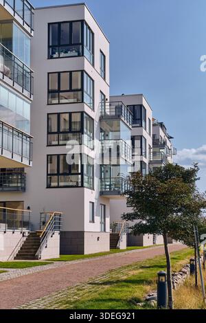 Landskrona, Suède - 8 août 2025 : un extérieur d'immeuble moderne avec balcons et un panneau de stationnement met en valeur l'architecture contemporaine et urbaine Banque D'Images