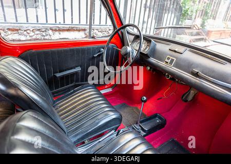Belgrade, Serbie, 13.06.22. Zastava 750 (Fico), voiture vintage rouge classique yougoslave supermini à Belgrade, Serbie, intérieur de cabine de conducteur avec tableau de bord Banque D'Images