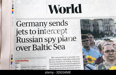 "L'Allemagne envoie des jets pour intercepter un avion espion russe au-dessus de la mer Baltique" titre du journal Guardian Russie espionnage article 22 septembre 2025 Londres Royaume-Uni Banque D'Images