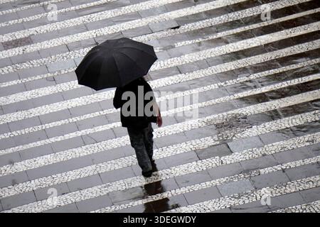 Sao Paulo, Brésil. 07 janvier 2026. Les piétons font face à la pluie dans le vieux centre de Sao Paulo mercredi après-midi pendant l'été. Crédit : cris Faga/Alamy Live News Banque D'Images