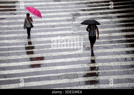 Sao Paulo, Brésil. 07 janvier 2026. Les piétons font face à la pluie dans le vieux centre de Sao Paulo mercredi après-midi pendant l'été. Crédit : cris Faga/Alamy Live News Banque D'Images