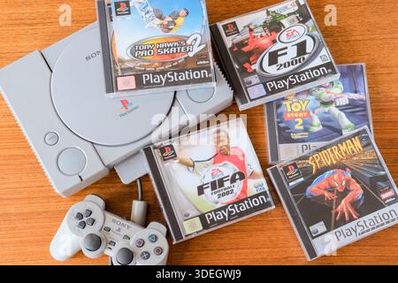Console de jeux vidéo Sony PlayStation avec sélection de jeux. La console PlayStation originale est sortie au Japon en 1994 et dans le monde entier en 1995 Banque D'Images