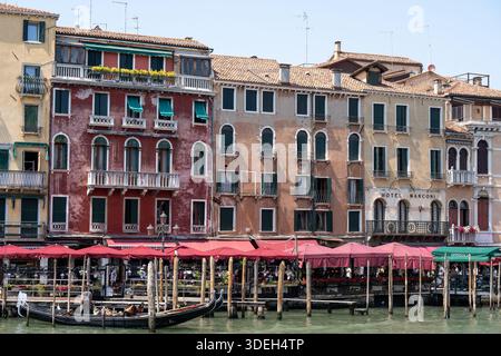 VENISE, ITALIE - 20 JUIN 2025 : une vue ensoleillée de l'architecture vénitienne traditionnelle bordant le Grand canal. L'image présente l'historique Hôtel Mar Banque D'Images