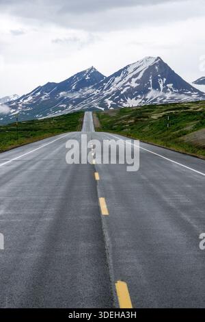 Une route panoramique menant aux montagnes du Yukon - Canada Banque D'Images
