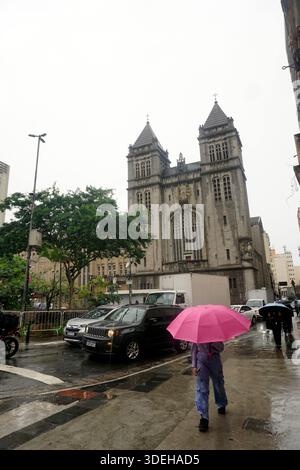 Sao Paulo, Brésil. 07 janvier 2026. Les piétons font face à la pluie dans le vieux centre de Sao Paulo mercredi après-midi pendant l'été. (Photo FAGA/ Credit : Sipa USA/Alamy Live News Banque D'Images