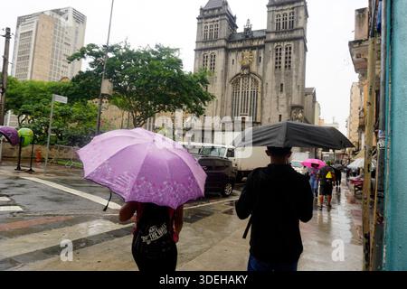 Sao Paulo, Brésil. 07 janvier 2026. Les piétons font face à la pluie dans le vieux centre de Sao Paulo mercredi après-midi pendant l'été. (Photo FAGA/ Credit : Sipa USA/Alamy Live News Banque D'Images