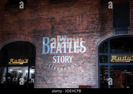 Vue nocturne de l'histoire des Beatles à Liverpool Albert Dock Banque D'Images