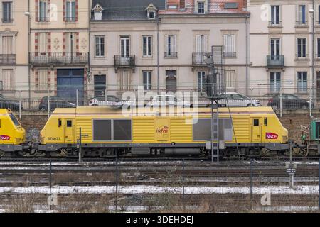 Nancy, France - vue sur une locomotive diesel-électrique jaune Alstom - Siemens BB 75000 traversant la gare de Nancy. Banque D'Images