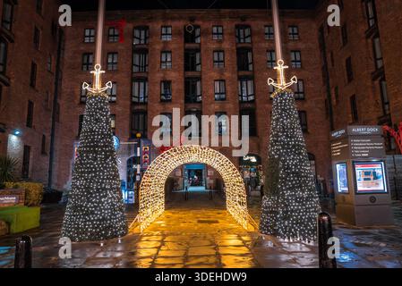 Albert Dock Liverpool arche festive et arbres au Royal Albert Dock Banque D'Images