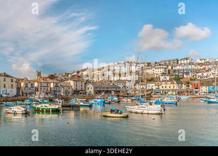 Vue sur Brixham, une petite ville côtière sur la côte de Torbay, en Angleterre Banque D'Images