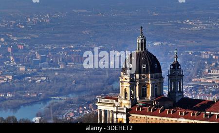 Vue aérienne de la basilique de Superga avec l'horizon de Turin entouré par les Alpes enneigées Banque D'Images