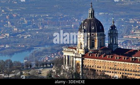 Vue aérienne de la basilique de Superga avec l'horizon de Turin entouré par les Alpes enneigées Banque D'Images