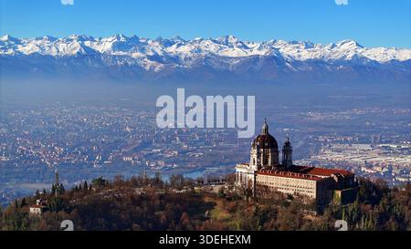 Vue aérienne de la basilique de Superga avec l'horizon de Turin entouré par les Alpes enneigées Banque D'Images