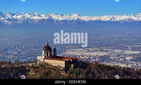 Vue aérienne de la basilique de Superga avec l'horizon de Turin entouré par les Alpes enneigées Banque D'Images