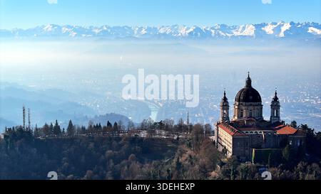 Vue aérienne de la basilique de Superga avec l'horizon de Turin entouré par les Alpes enneigées Banque D'Images