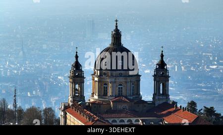 Vue aérienne de la basilique de Superga avec l'horizon de Turin entouré par les Alpes enneigées Banque D'Images
