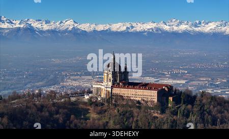 Vue aérienne de la basilique de Superga avec l'horizon de Turin entouré par les Alpes enneigées Banque D'Images