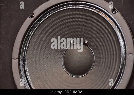 Haut-parleur d'extrêmes graves rapproché sans couvercle de protection. Banque D'Images