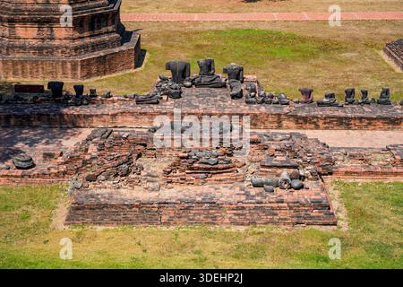 Fondations anciennes en briques et bases de statues brisées à Wat Ratchaburana (également connu sous le nom de Wat Ratburana) à Ayutthaya, Thaïlande Banque D'Images