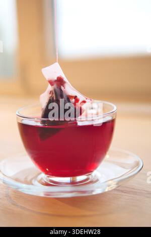 Le thé chaud est infusé dans une tasse en verre transparent Banque D'Images