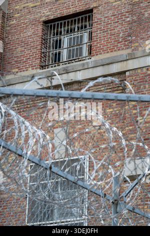 Lansing, Kansas. Fenêtre de prison avec clôture en fil de fer barbelé. Banque D'Images