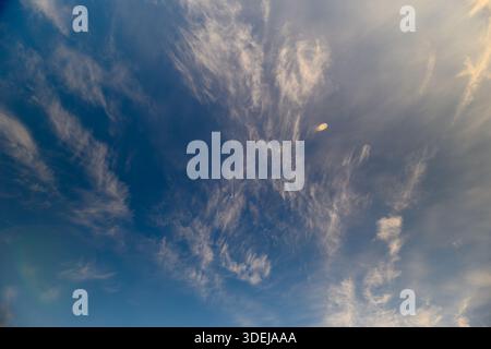 Une vue imprenable et imprenable mettant en valeur une variété de formations nuageuses dans un ciel bleu vaste et serein Banque D'Images