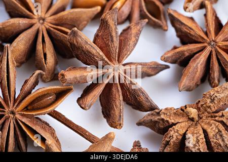 Anis étoilé séché prêt pour le brassage, scène de tisane avec anis étoilé et graines, graines botaniques et arôme médicinal dans la configuration de la cuisine de bien-être Banque D'Images