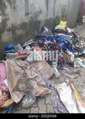 C'est l'une des zones les plus touchées à Colombo à la suite du cyclone Ditwah et des inondations. Le bilan des inondations dévastatrices et des coulées de boue a fait plus de 600 morts. Plus de 200 personnes sont portées disparues et quelque 107 000 maisons ont été endommagées ou détruites. Alors que 272 000 personnes restent déplacées. Colombo, Sri Lanka. Banque D'Images