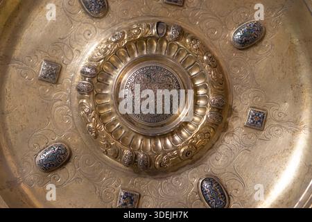 Plaque dorée complexe avec des éléments décoratifs.. Cathédrale d'Orense, Espagne, design Banque D'Images
