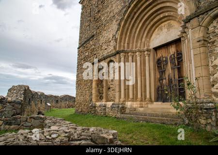 L'église fortifiée de Cisnadioara est un exemple exceptionnel d'architecture romane en Transylvanie Banque D'Images