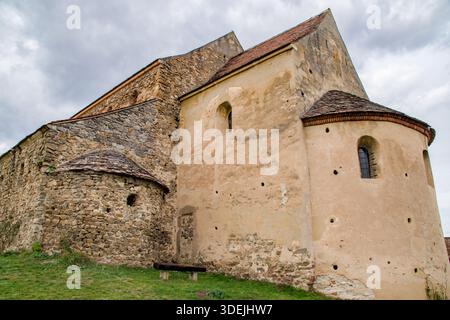 L'église fortifiée de Cisnadioara est un exemple exceptionnel d'architecture romane en Transylvanie Banque D'Images