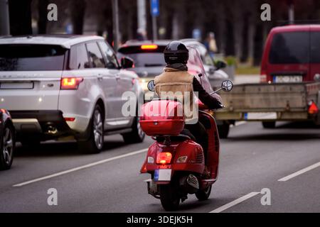 RIGA, LETTONIE. 10 novembre 2025. Accident de voiture sur route. Signe d'avertissement au sol. Banque D'Images
