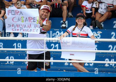 Sorocaba, Brésil. 07 janvier 2026. 0 pour l'équipe de São Paulo, mais dans les rues et les stands, des bannières et des affiches ont été vues exigeant "Out with Casares", l'actuel président du FC São Paulo. Crédit : Cesar Conventi/FotoArena/Alamy Live News Banque D'Images