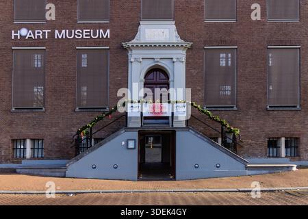 Entrée du musée H'ART à Amsterdam avec des décorations festives et une bannière de bienvenue sur la façade historique en briques. Amsterdam pays-Bas, 28 dece Banque D'Images