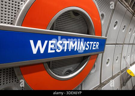 Westminster Underground Station panneau et rond-point. Londres, Royaume-Uni, 16 mars 2024 Banque D'Images