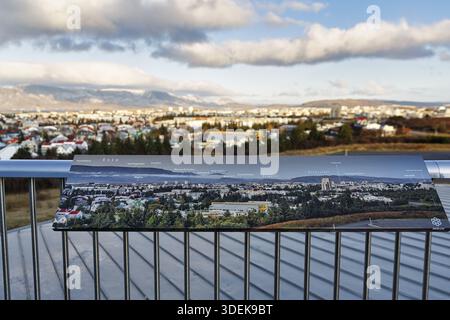 Vue de Perlan, musée, terrasse d'observation, point de repère, vue panoramique avec panneau d'information, Reykjavik, Islande Banque D'Images