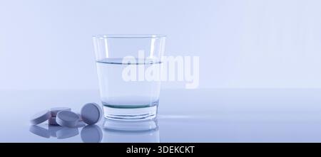 Comprimés effervescents de magnésium, verre d'eau avec flacon de médicament. Concept de supplément vitaminique/minéral, nutrition, soins de santé et médical. Nutritio Banque D'Images