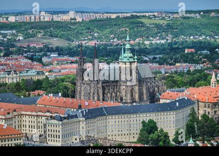 Une vue panoramique emblématique du château de Prague et de la cathédrale Vitus dominant le paysage urbain historique. Banque D'Images