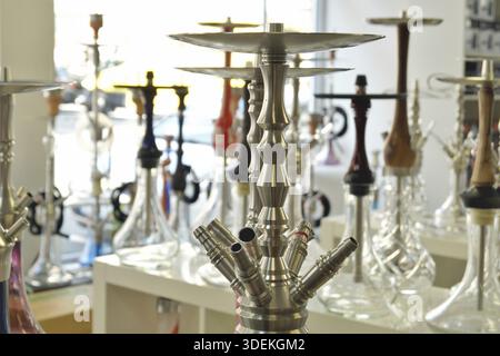 Intérieur d'Un grand magasin de narguilés plein de narguilés. Variété de narguilés pour le club Hookah et le bar Shisha. hookah à vendre dans un magasin, hubble-bubble, Shisha Banque D'Images