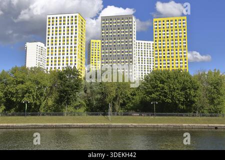 Moscou, Russie - 7 juillet 2019 : bâtiments résidentiels sur les rives de la rivière pittoresque un jour d'été Banque D'Images