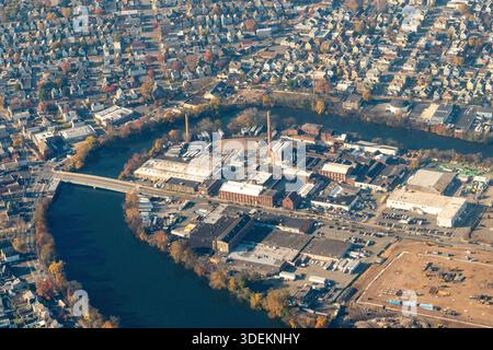 Vue aérienne d'une zone industrielle à Passaic New Jersey sur la rivière Passaic entourée de maisons résidentielles Banque D'Images