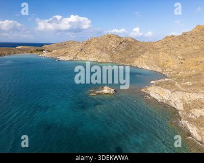 Vue aérienne des eaux turquoises embrassant des affleurements rocheux et des falaises escarpées sous un vaste ciel, un panorama serein de beauté côtière, Paros, Paros, Gr Banque D'Images