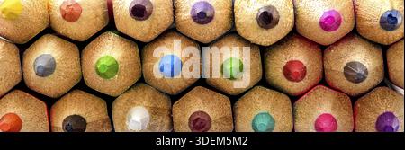 Crayons de couleur, vue rapprochée de l'extrémité affûtée Banque D'Images