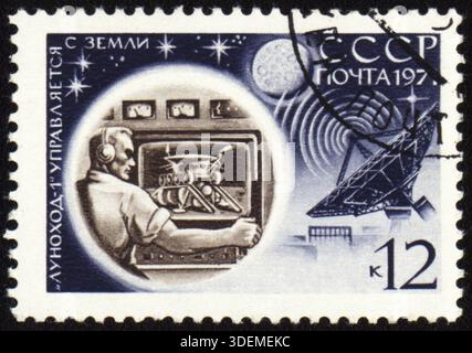 URSS - VERS 1971 : timbre imprimé en URSS montre le centre de contrôle de la machine lunaire soviétique Lunokhod-1, vers 1971 Banque D'Images